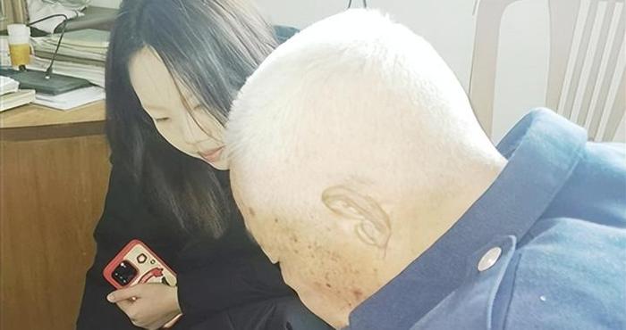 银发族｜礼物在手，儿孙绕膝，欢声笑语间，老人们心里装满对生活的热爱——陪伴，是新年最好的礼物