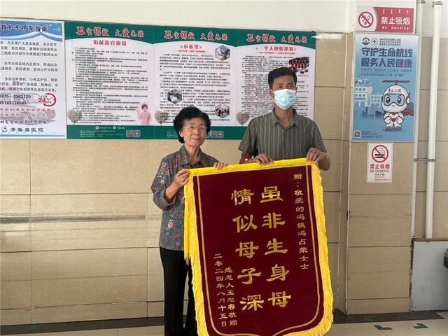 王旭睿（右）送锦旗表达感激之情（资料图）。