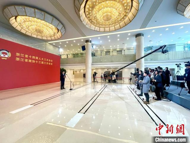浙江省十四届人大三次会议“厅长通道”集中采访活动现场。张斌 摄