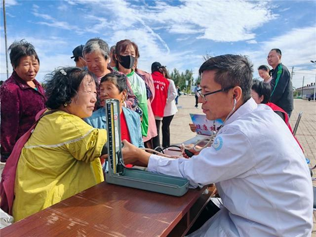 志愿者开展健康义诊活动（资料图）。