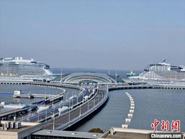 1月16日，上海吴淞口国际邮轮港迎来两大邮轮同靠。陈鸿思 摄