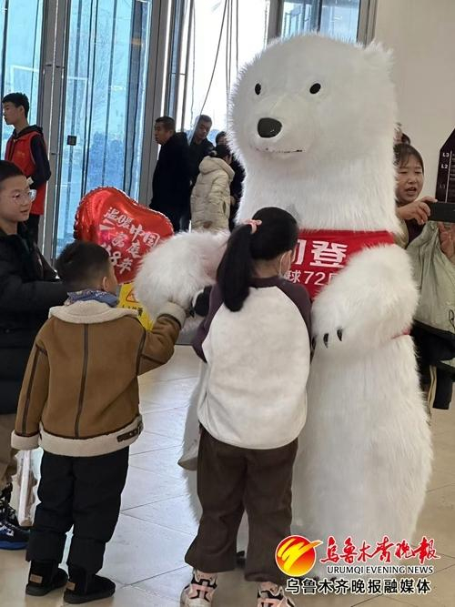 　　“春醒年货购物潮”活动火热进行中，乌鲁木齐各大商场引入和打造更多地道爆款年货，提升用户购买体验。记者郭玲摄
