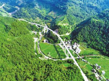 　　农发行四川省分行信贷支持的达州市巴山大峡谷快速通道项目。