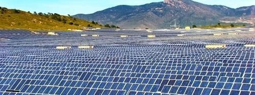 　　乌鲁木齐甘泉堡经开区源网荷储一体化1000兆瓦光伏项目施工现场。资料图片