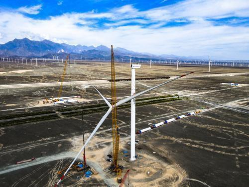 　　达坂城区“以大代小”风电项目施工现场。资料图片