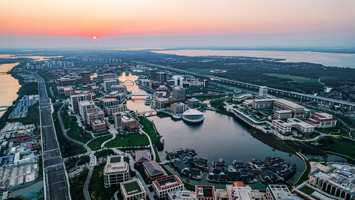 位于青浦区西部，示范区先行启动区的华为练秋湖研发中心，2024年10月已投入运营。