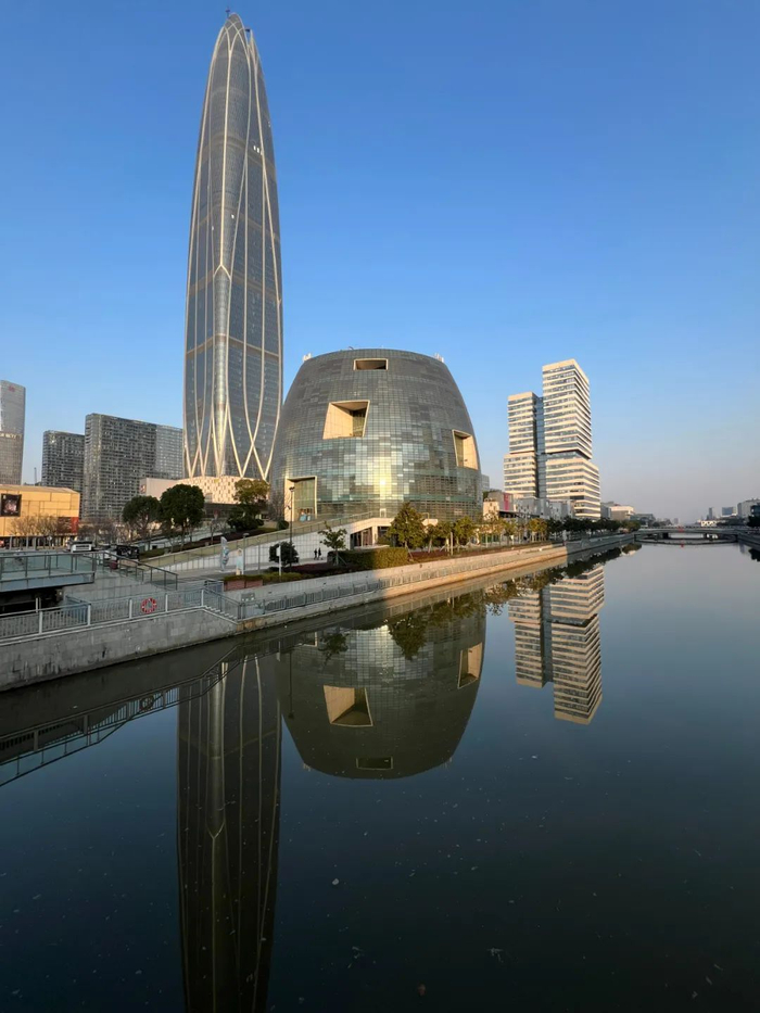 宏泰广场H88北侧如今矗立着宁波中心大厦。徐露清 摄