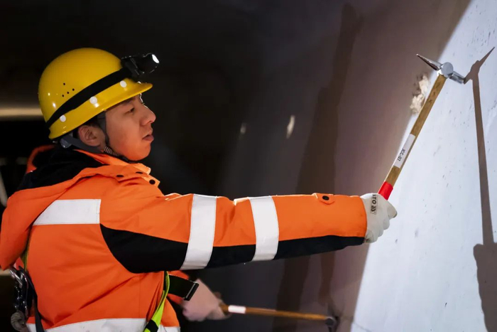 上海工务段职工对首次投入春运的沪苏湖高铁桥梁设备进行安全检查。李昶 摄