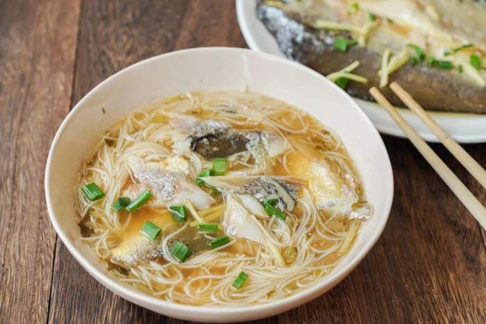 作浇头，就是门店过半百的黄鱼面