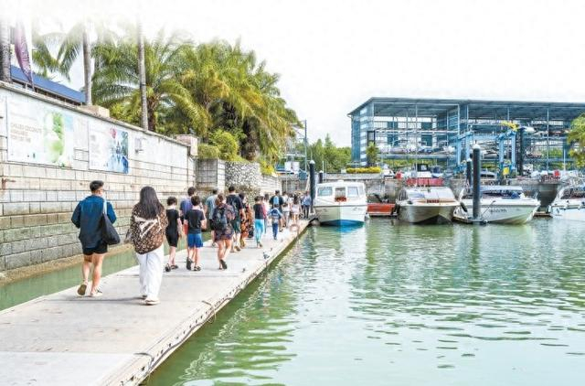 泰国普吉岛游艇码头，游客准备登船。