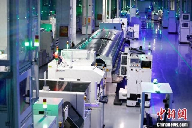 图为郑州富士康“灯塔工厂”。 记者 阚力 摄