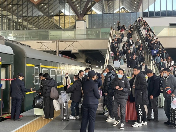 苏州站在客运电梯出入口增加工作力量维持秩序。朱晨鑫 摄