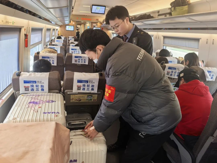 文明平安志愿者协助做好车厢内服务工作。张荣丽 摄