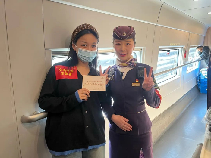 列车长向列车文明平安志愿者赠感谢信。徐淑强 摄