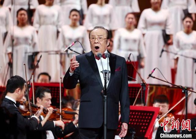 84岁的歌唱家杨洪基。 主办方供图