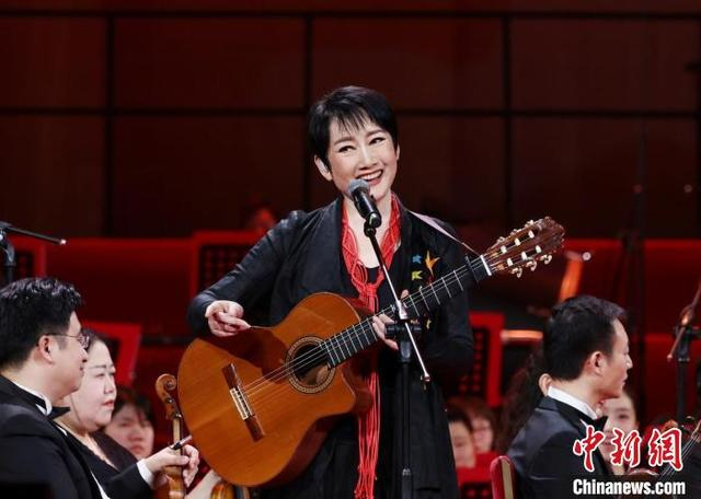 歌唱家成方圆。 主办方供图