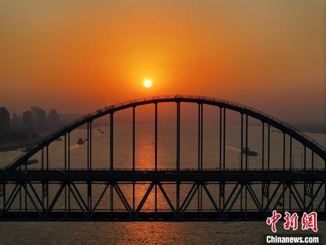 图为南铁九江桥工段九江大桥车间检查工区工作人员伴着夕阳作业场景。陈果 摄