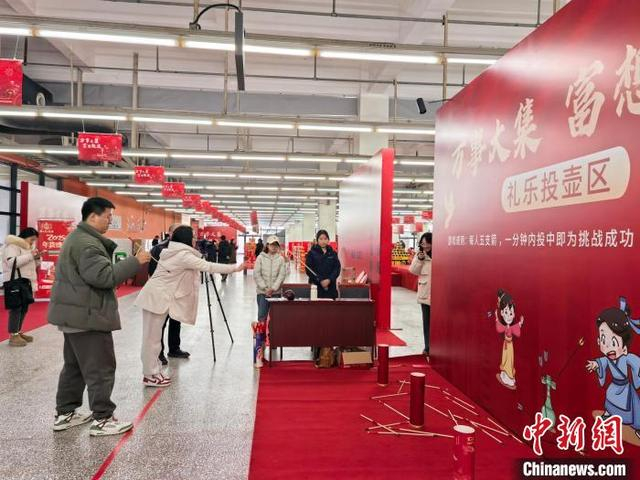 图为郑州富士康年货节。 记者 阚力 摄