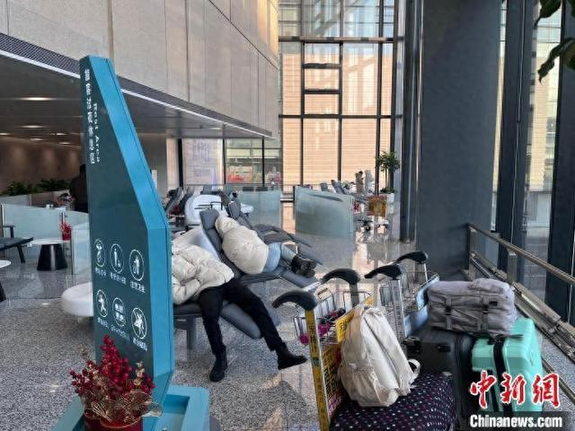 杭州机场过夜休息区。 施东杰 摄