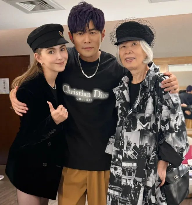 周杰伦跟老婆跳手势舞,戴假发瘦了不少,昆凌被质疑又有了?