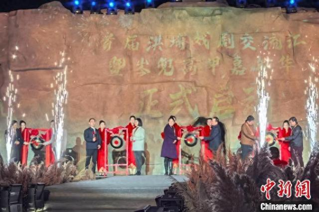 1月18日晚，首届洪埔戏剧交流汇暨岑兜高甲嘉年华在福建南安石井镇岑兜村启幕。中新网记者 孙虹 摄