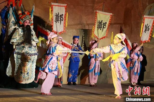 1月18日晚，福建南安石井镇岑兜村“娃娃传习所”的孩子们演绎高甲戏。南安宣传部供图