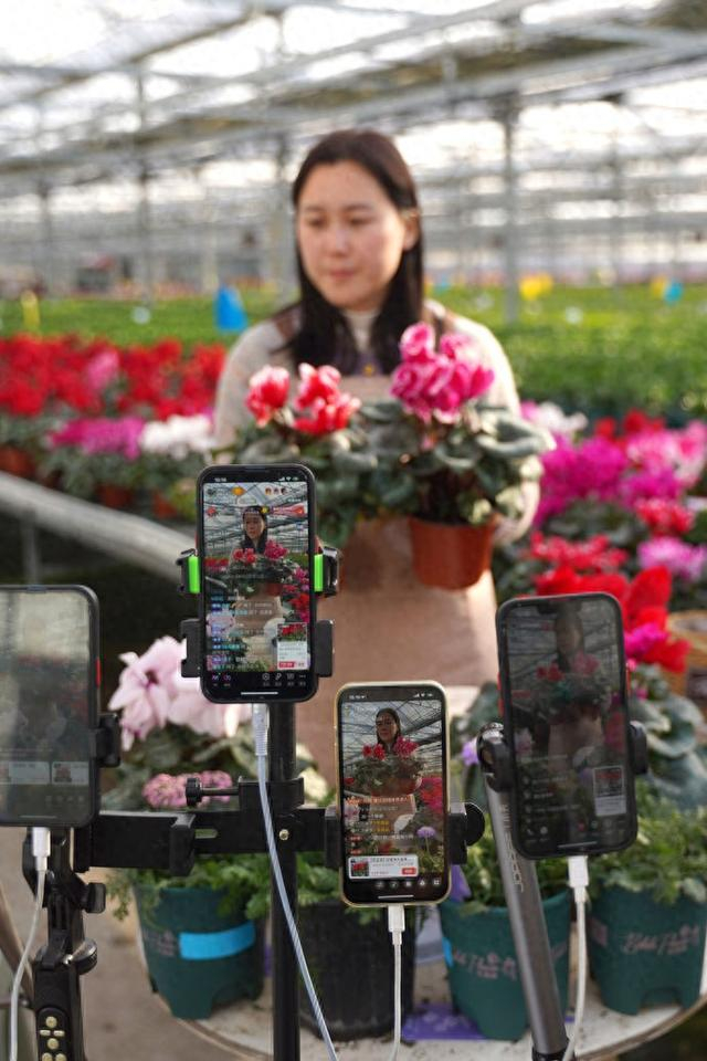 在郑州，网络直播风生水起 本报记者 马健 摄