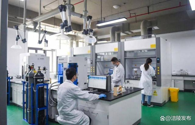 涪陵理工清科实验室内，科研人员正在进行MOF材料的研究。涪陵区委宣传部供图