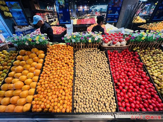 商超里的水果品种很丰富。记者 宋延康 摄