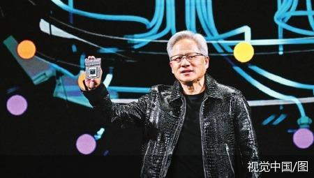 英伟达首席执行官黄仁勋在国际消费电子展（CES）上发表主题演讲，手中展示着英伟达的Drive Thor处理器。