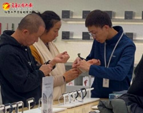 　　在华为智能生活馆（会展吾悦广场店），消费者正在体验智能手表（手环）产品。记者郭玲摄