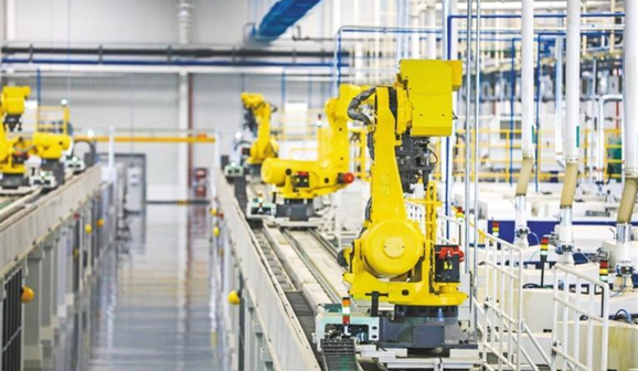 西安法士特高智新科技有限公司的生产车间内，工业机器人正在作业。（资料图）