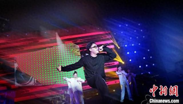 歌手金润吉在“一路参花”跨年音乐嘉年华演出。 城投南溪里文旅小镇 供图