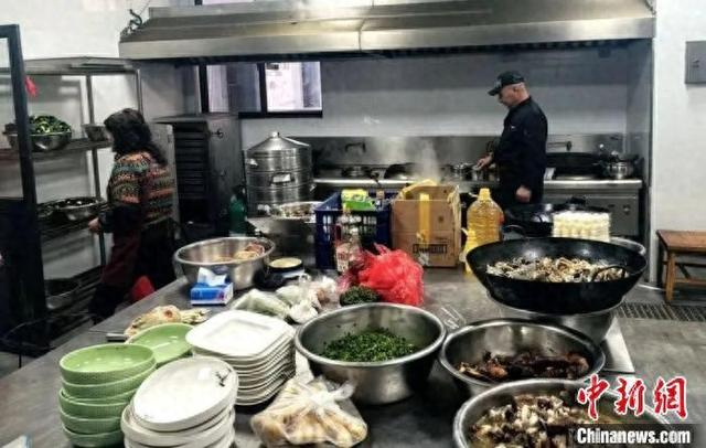 家宴中心宽敞明亮的厨房。秀洲区传媒中心供图