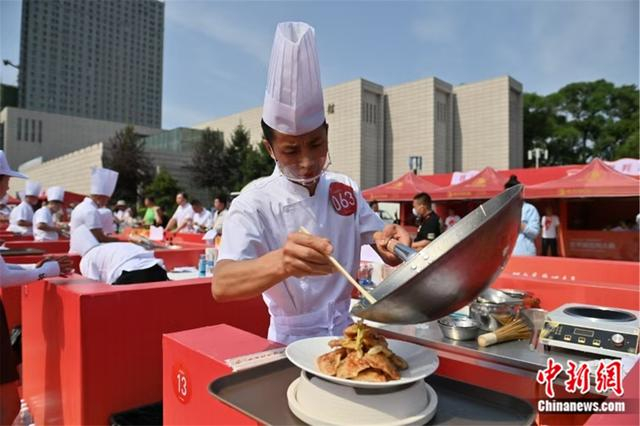 世界锅包肉大赛上，选手们在制作锅包肉。张瑶 摄