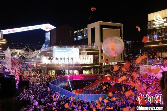 2024年12月31日晚上，长春青怡坊云琅跨年活动吸引大量市民。 青怡坊云琅 供图