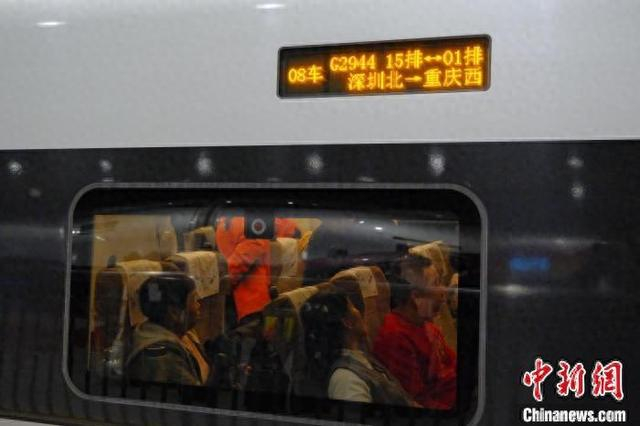 2025年春运深圳首趟务工团体专列启程。 郑雨馨 摄