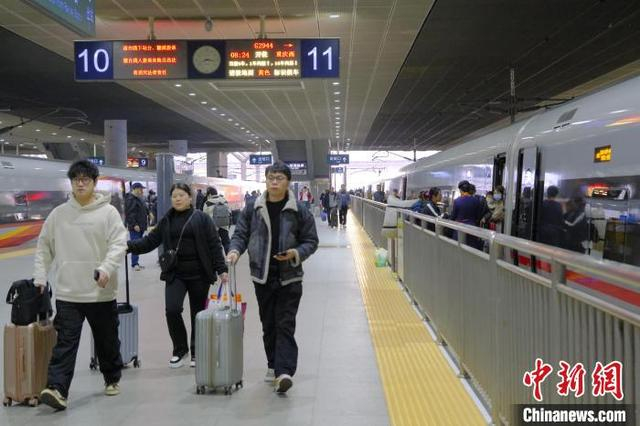 务工人员踏上归家旅途。郑雨馨 摄