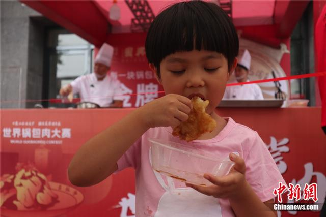小食客在品尝锅包肉。苍雁 摄