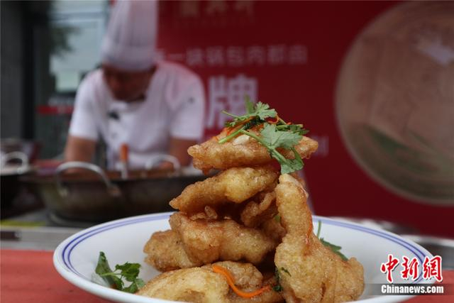 “硬菜”锅包肉。苍雁 摄