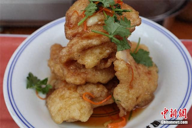 锅包肉是东北菜代表之一。苍雁 摄