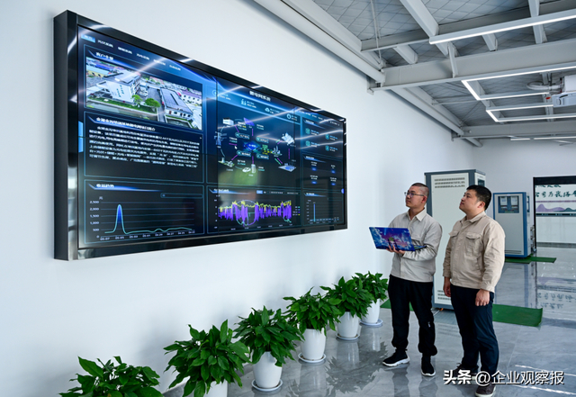 工作人员正在查看金沟微电网系统运行情况