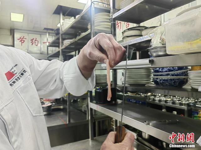 锅包肉十分考验刀功。石洪宇 摄