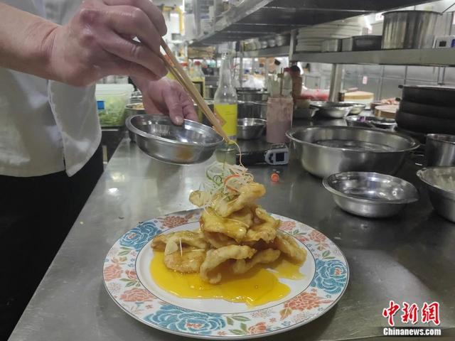 橙汁锅包肉。石洪宇 摄