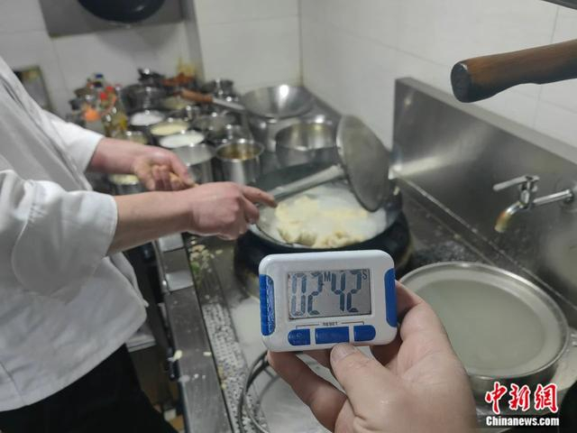 炸的火候要掌握好。石洪宇 摄