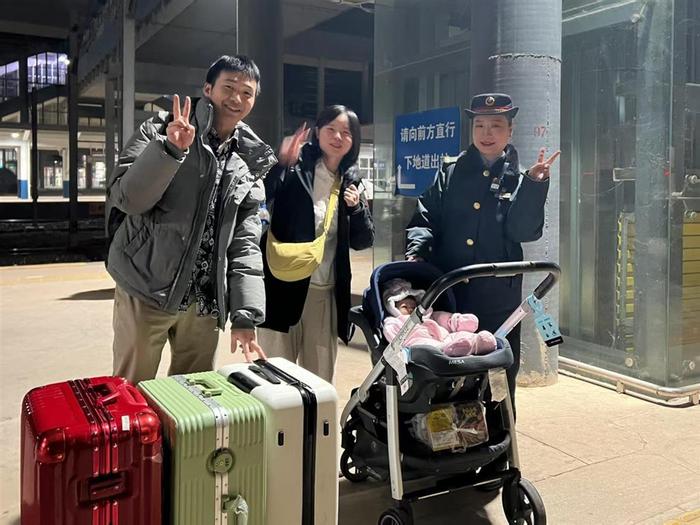 暖心列车长助力新手爸妈化解春运育儿难题