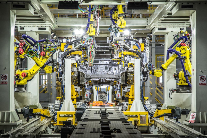 西安比亚迪乘用车二期焊装工厂总拼线。（资料图）