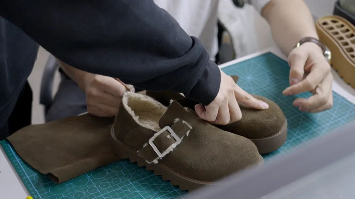 ▲傅秋工厂的新款勃肯鞋（摄影李孟麟）