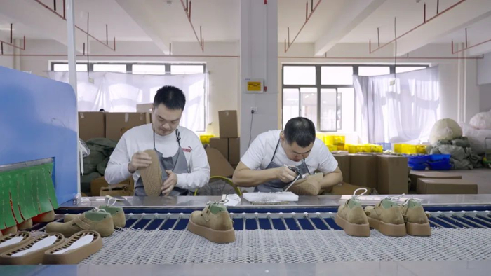 ▲在“新质供给”的加持下，惠东女鞋顺利实现了产业升级（摄影李孟麟）