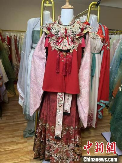 图为“灵蛇小财神”汉服。杨淇越 摄